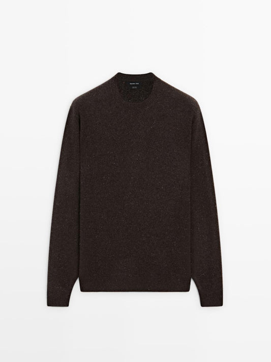 Round neck knit sweater with contrast detail