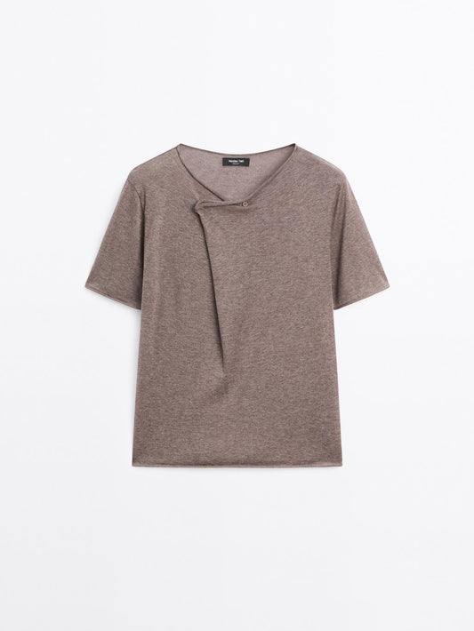 Short sleeve T-shirt with asymmetric fastening