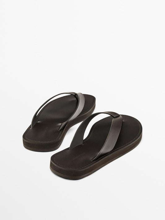 Leather sandals with toe divider