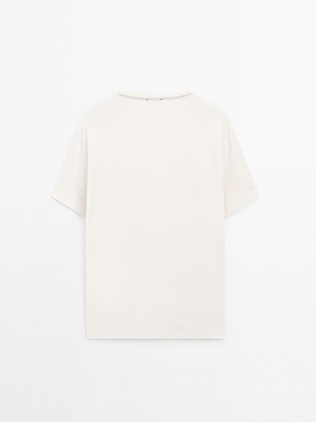 Short-sleeve T-shirt with contrast topstitching