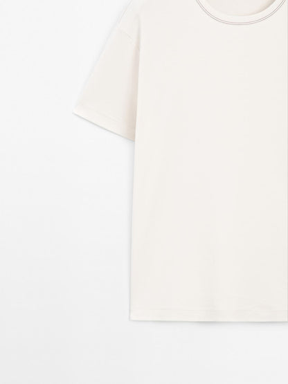 Short-sleeve T-shirt with contrast topstitching
