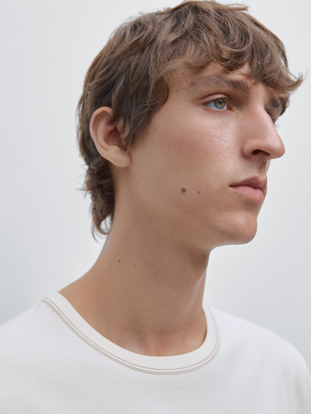 Short-sleeve T-shirt with contrast topstitching