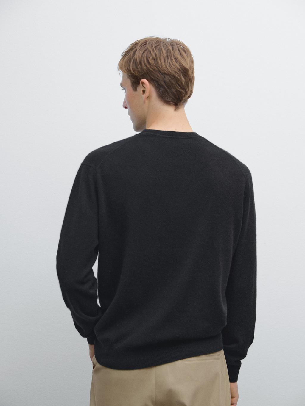Cashmere knit sweater with a crew neck