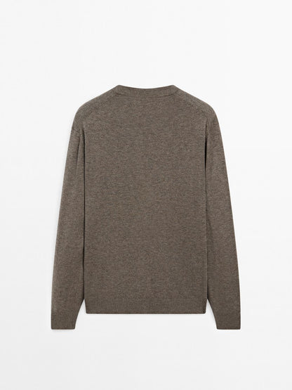 Crew neck knit sweater