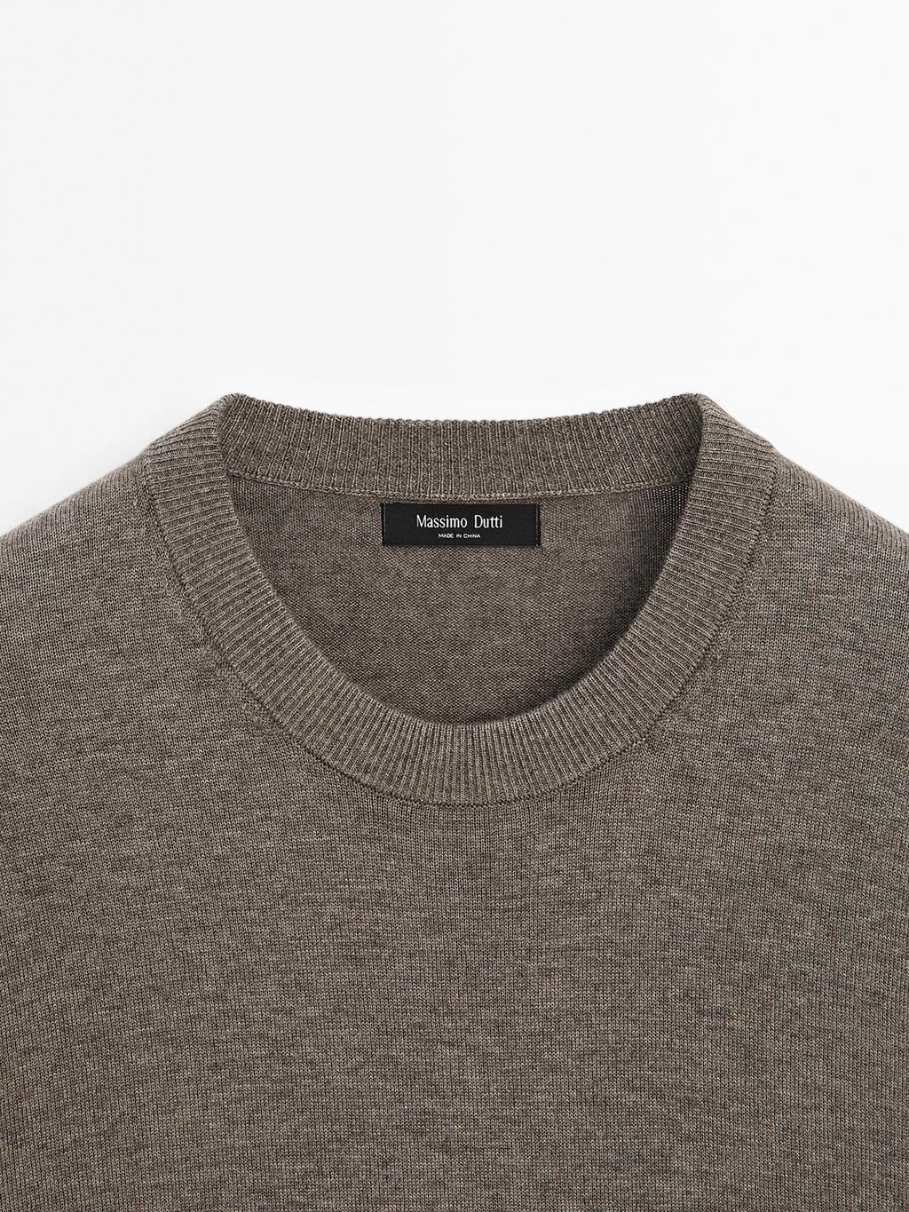 Crew neck knit sweater