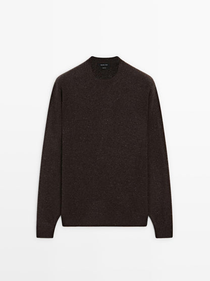 Round neck knit sweater with contrast detail