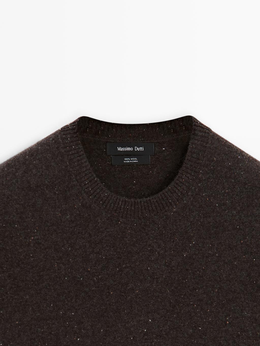 Round neck knit sweater with contrast detail