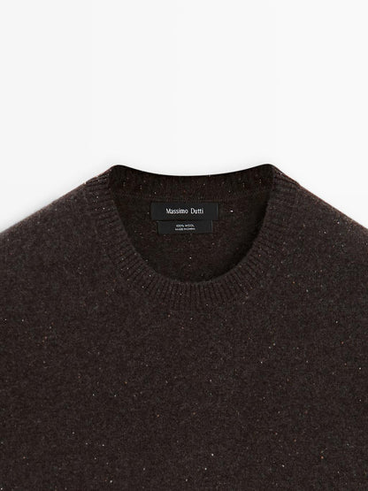 Round neck knit sweater with contrast detail
