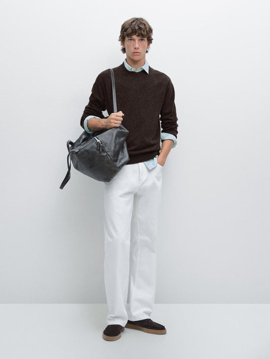 Round neck knit sweater with contrast detail