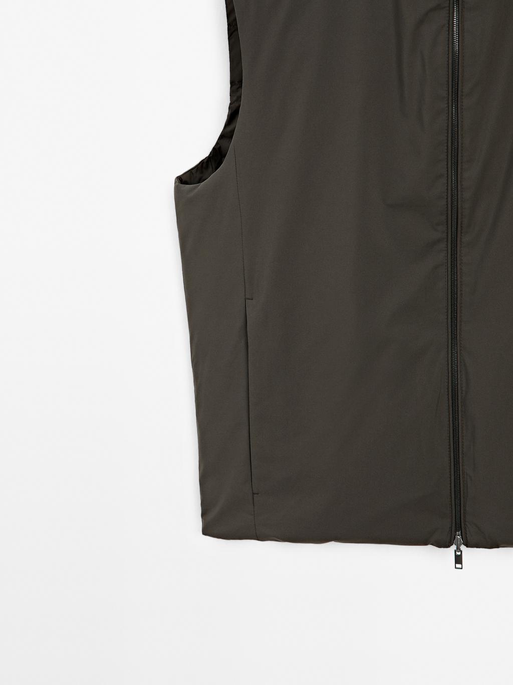 Water-repellent reversible down blend gilet