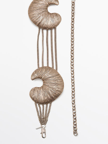 Belt with fossil pieces