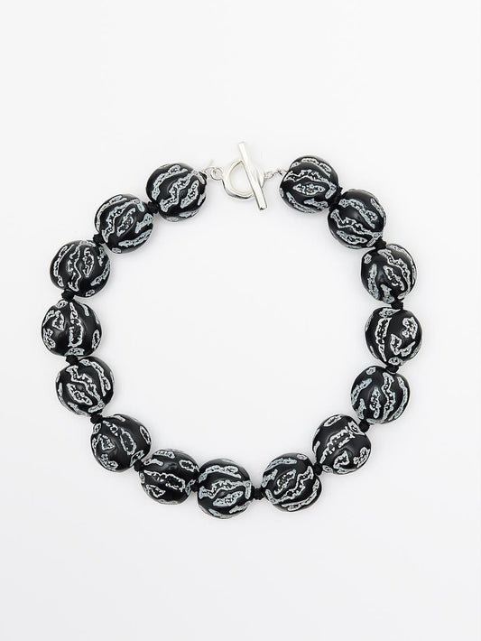 Short pendant with irregular beads