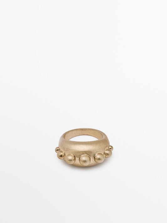 Ring with round pieces