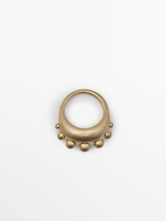 Ring with round pieces