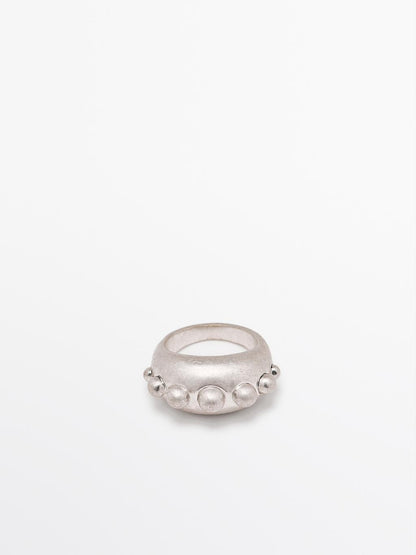 Ring with round pieces
