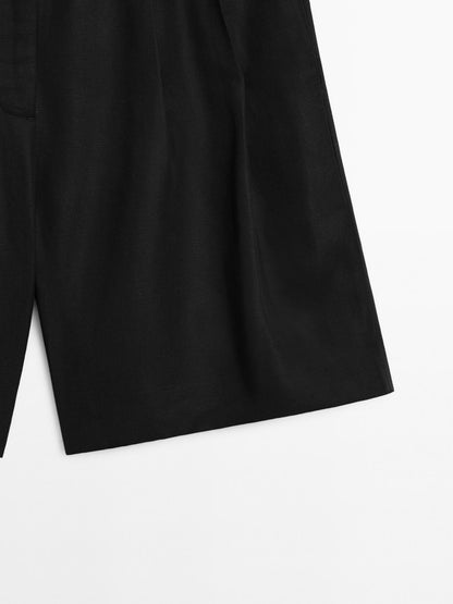 Pleated Bermuda shorts