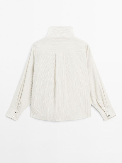 Flowing shirt with button detail on the chest