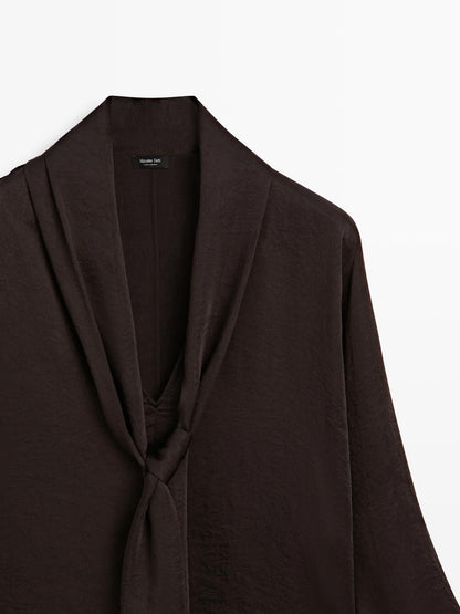 Flowing blouse with tie