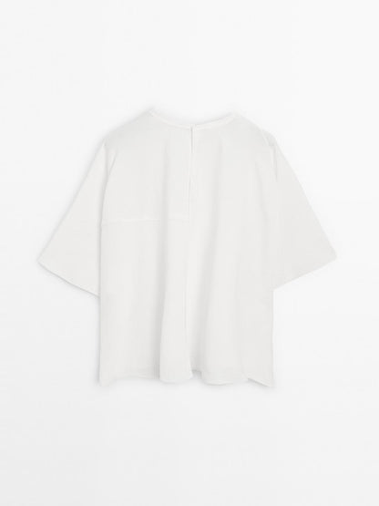 Short cape with seam details