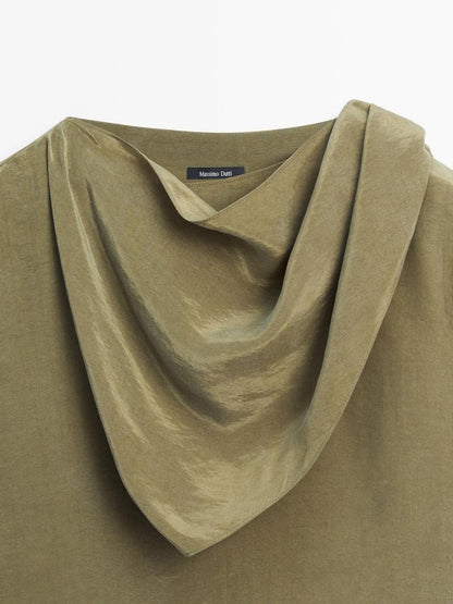 Flowing blouse with voluminous collar