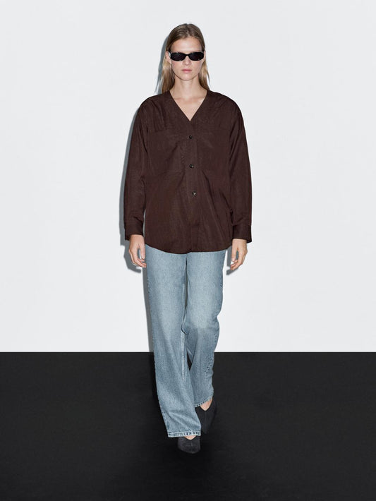 V-neck shirt with pockets