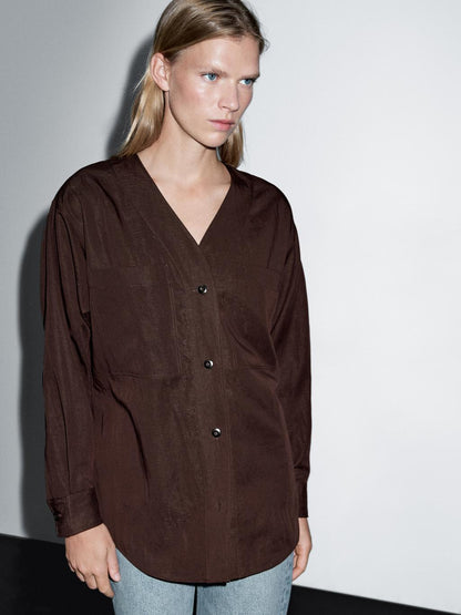 V-neck shirt with pockets