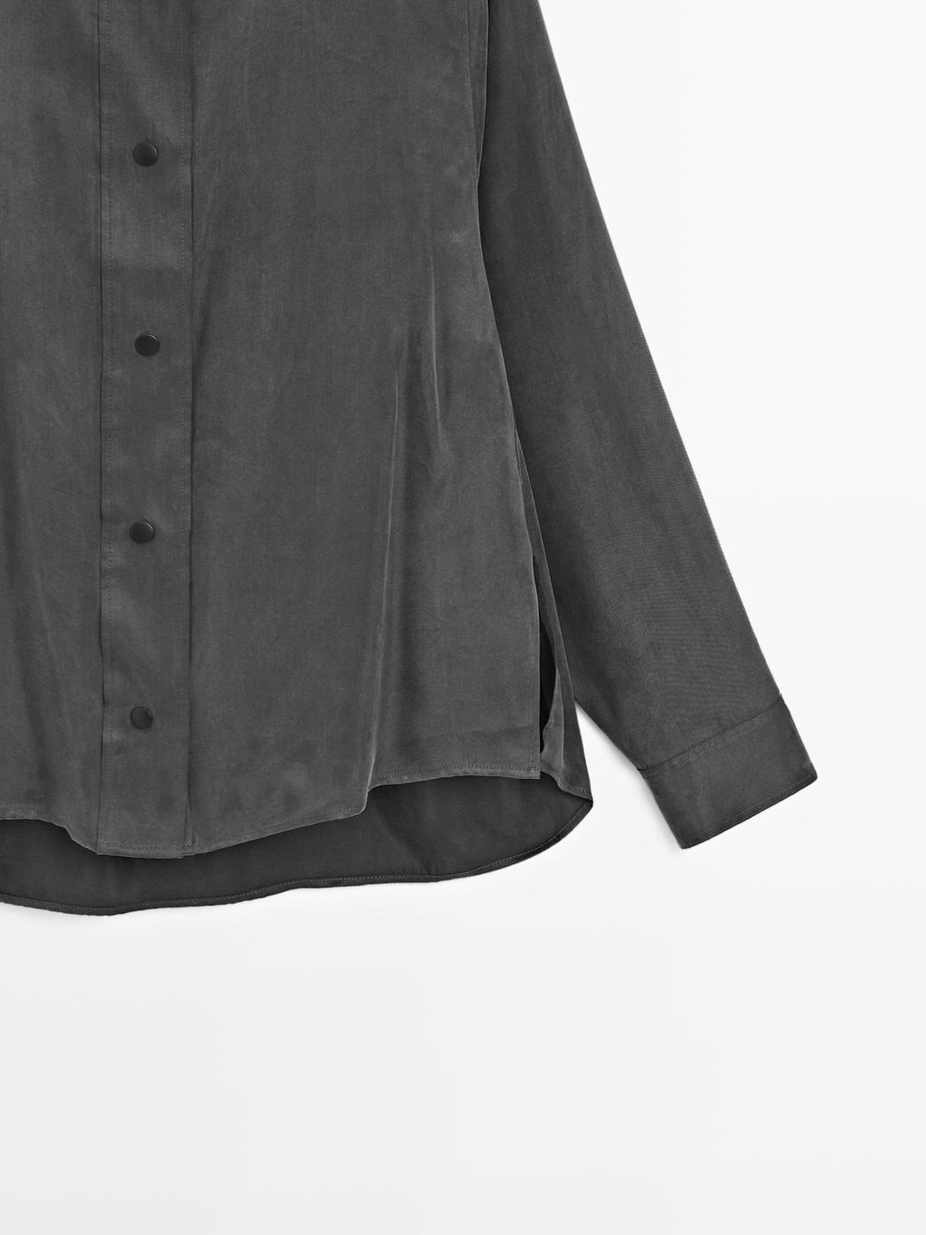 Flowing shirt with snap buttons