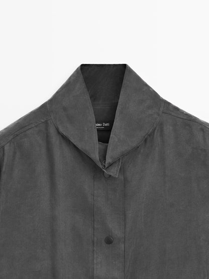 Flowing shirt with snap buttons