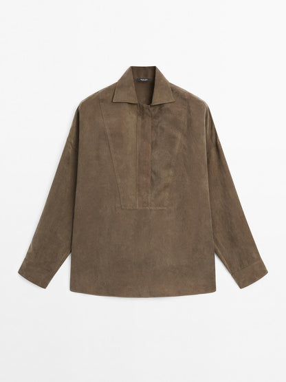 Blouse with zip on the chest