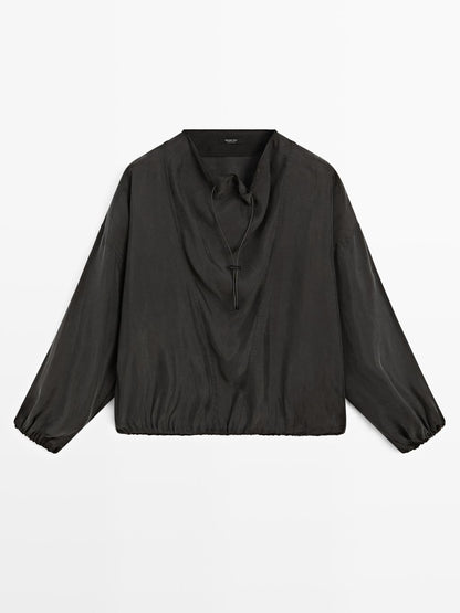 Flowing blouse with drawstring details