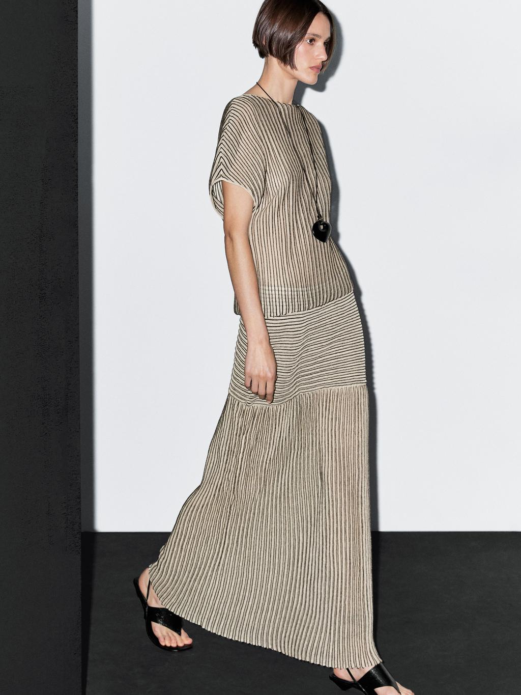 Long pleated skirt with flecked detail