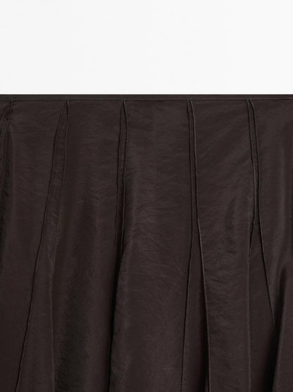 Long voluminous skirt with godet detail