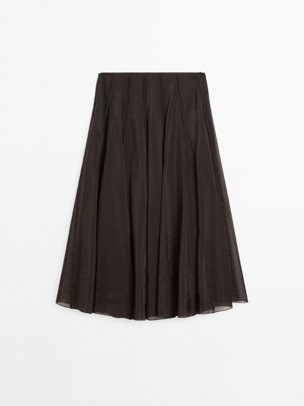 Long voluminous skirt with godet detail