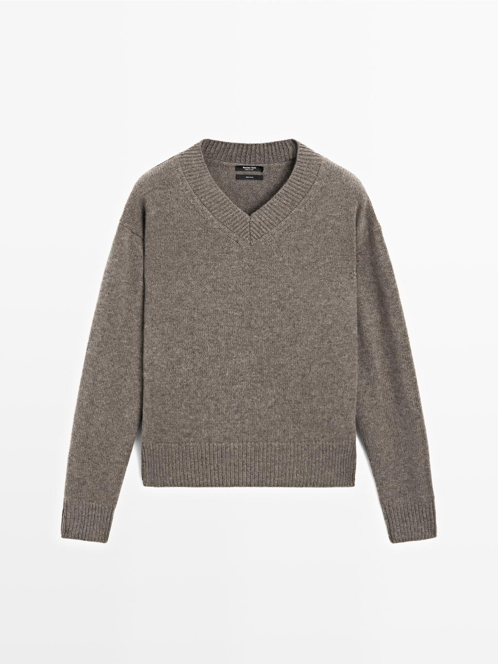 100% wool V-neck knit sweater