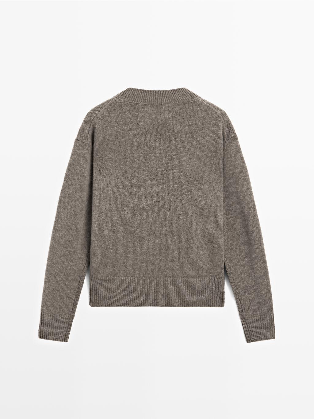 100% wool V-neck knit sweater