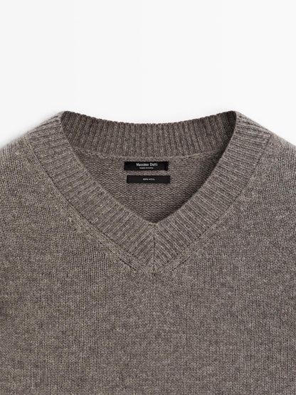 100% wool V-neck knit sweater