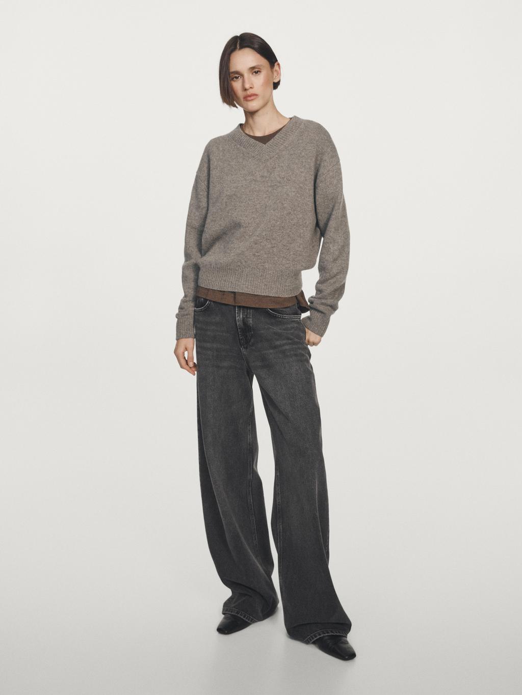 100% wool V-neck knit sweater