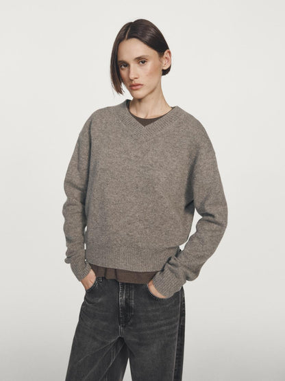 100% wool V-neck knit sweater