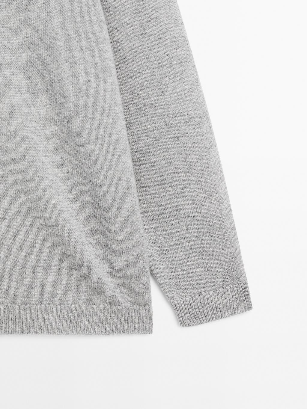 100% cashmere oversize V-neck sweater