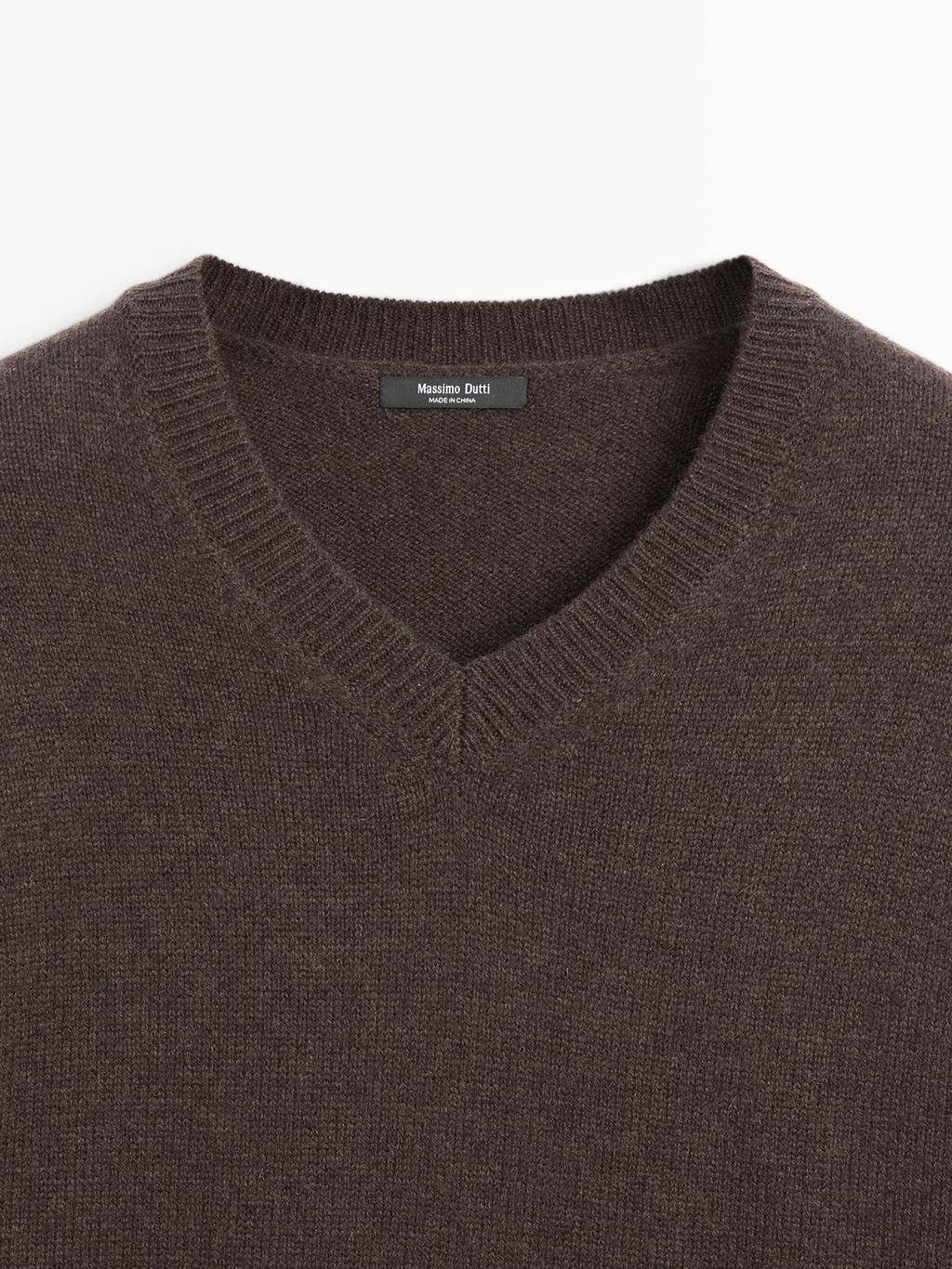 Oversize V-neck knit sweater