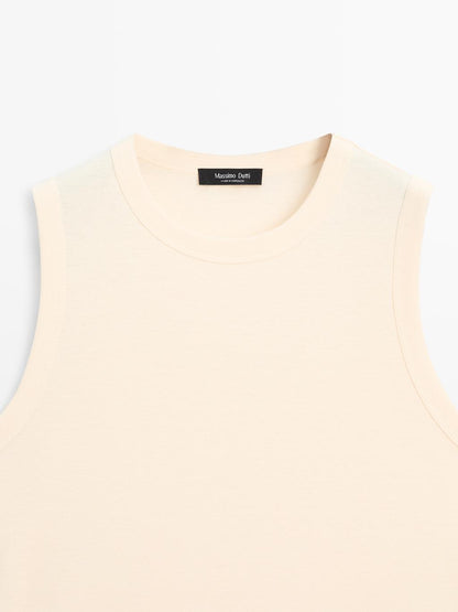 100% cotton strappy T-shirt with a round neckline