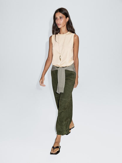 100% cotton strappy T-shirt with a round neckline