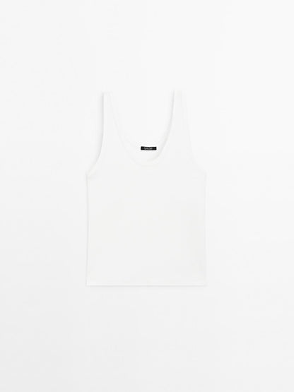 Ribbed top with neckline