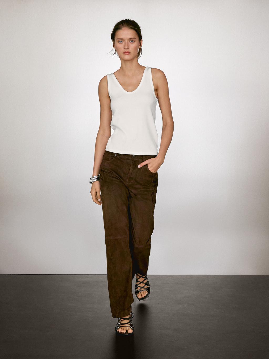 Ribbed top with neckline