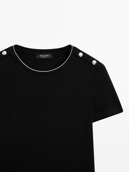 Short sleeve T-shirt with buttoned shoulders