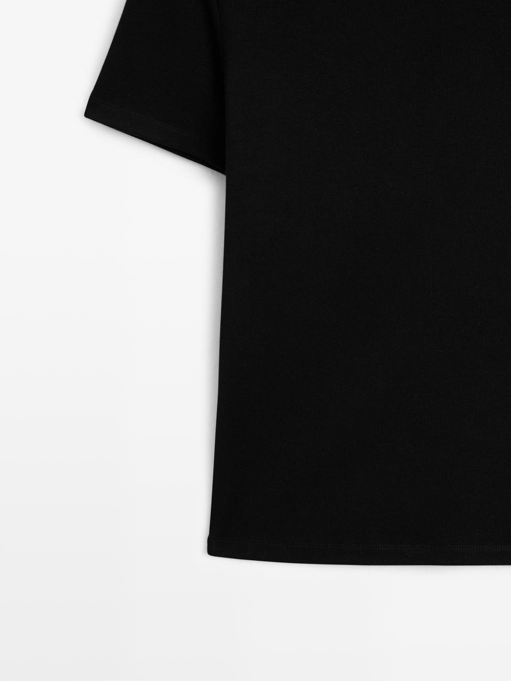 Short sleeve T-shirt with buttoned shoulders