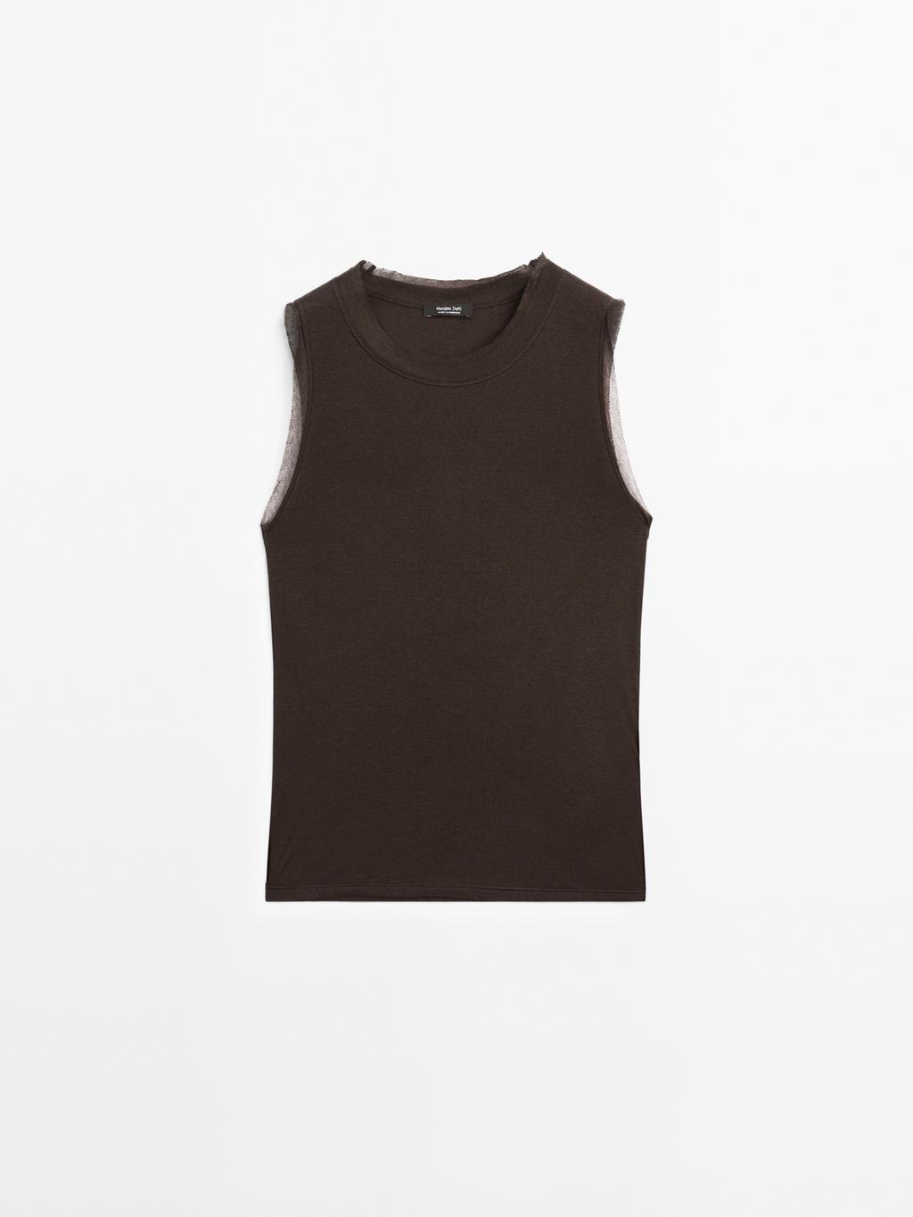 Sleeveless T-shirt with double piping