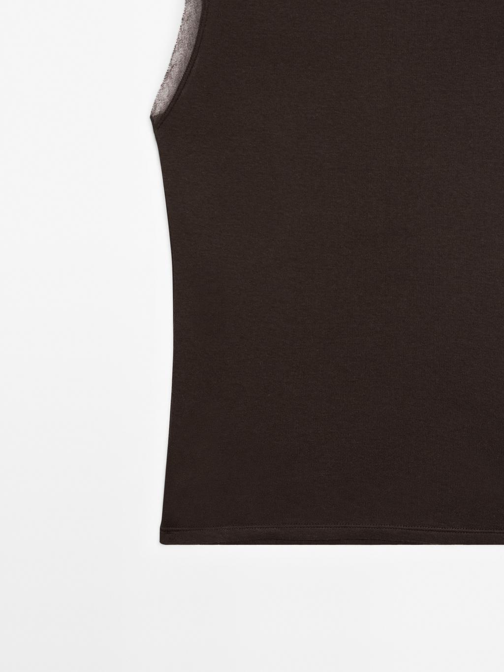 Sleeveless T-shirt with double piping
