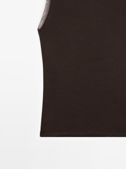 Sleeveless T-shirt with double piping