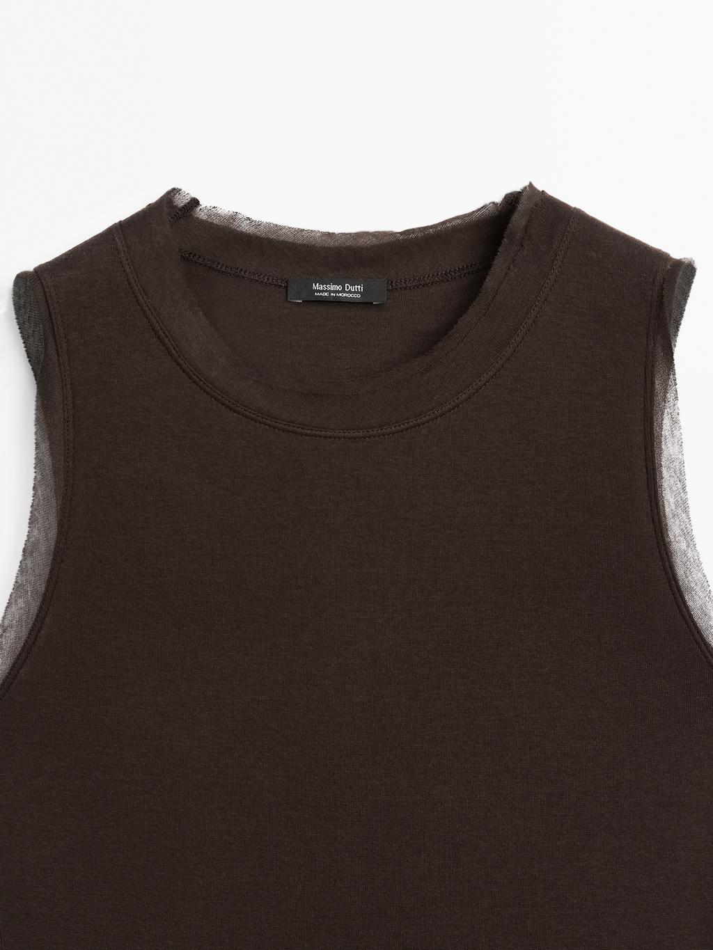 Sleeveless T-shirt with double piping